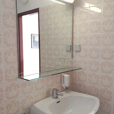 Garni Ξενοδοχείο *