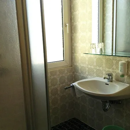 Garni فندق